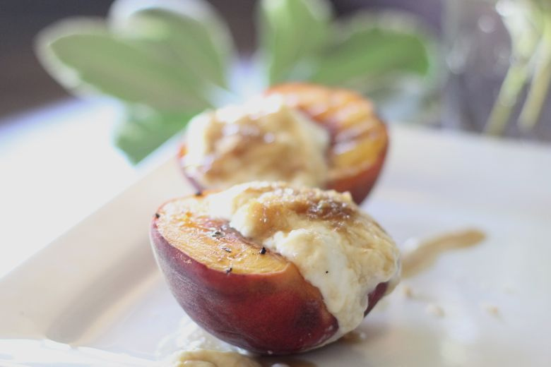 Grilled Peaches With Yogurt Cream