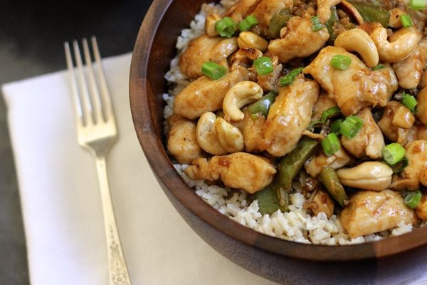 Healthier version of the classic Chinese take out with juicy white meat chicken, green peppers, onions, cashews and brown rice