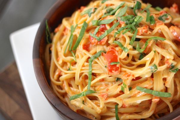 Creamy Roasted Red Pepper and Spinach Linguine