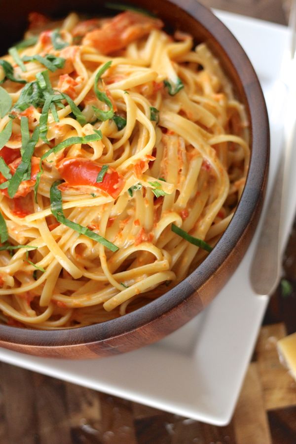 Creamy Roasted Red Pepper and Spinach Linguine in a bowl.