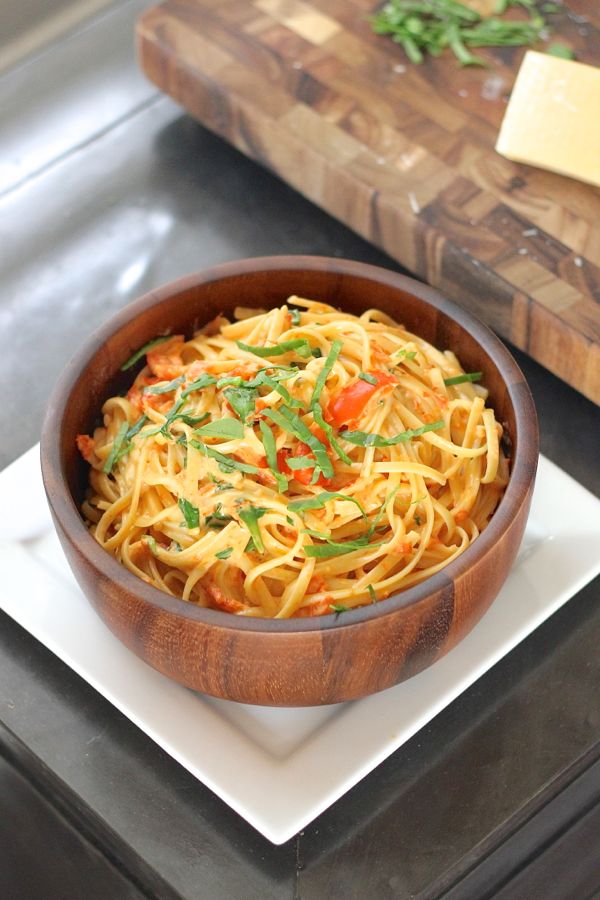 Creamy Roasted Red Pepper and Spinach Linguine in a bowl.