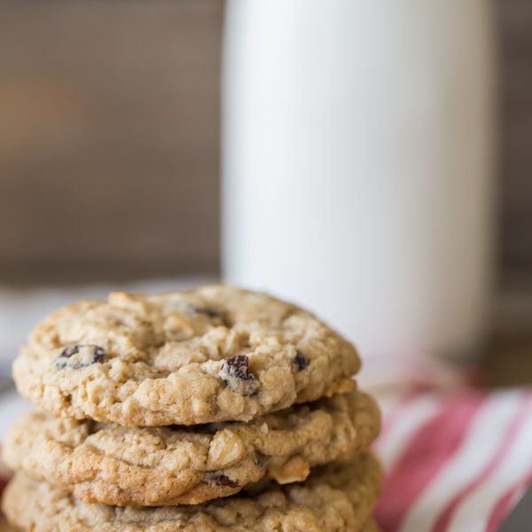 Pumpkin Pie Spice Oatmeal Raisin Cookies - These simple yet deliciously cozy spiced cookies will have you reaching for more!