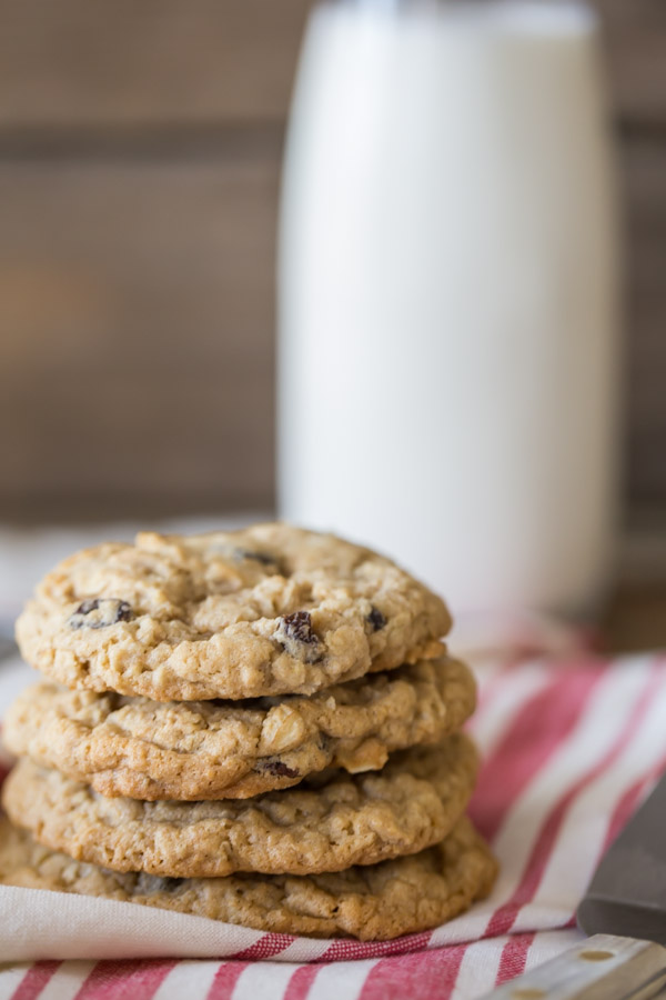 Pumpkin Pie Spice Oatmeal Raisin Cookies - These simple yet deliciously cozy spiced cookies will have you reaching for more!