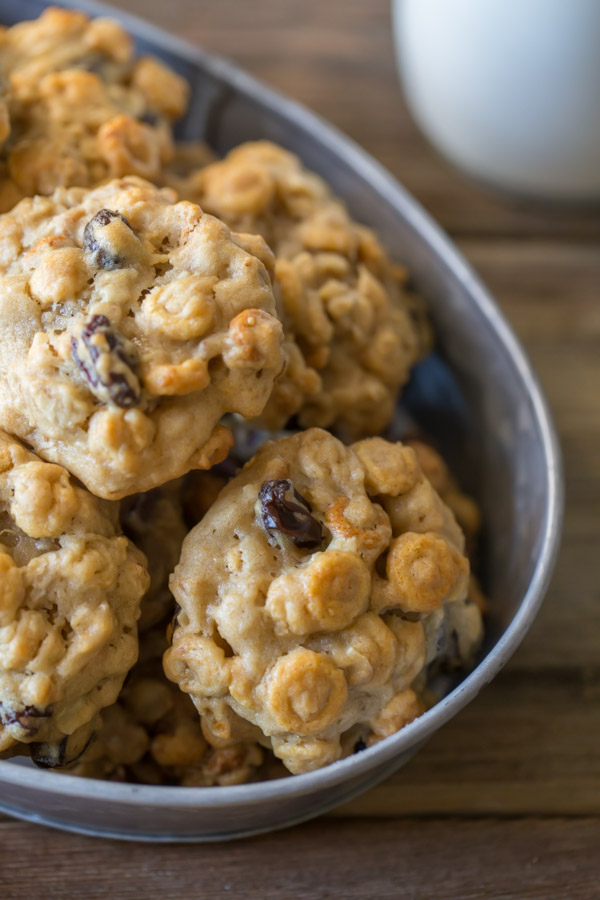 Healthy Breakfast Cookies - With no refined sugar, and healthy stuff like white whole wheat flour, oats, and peanut butter, these cookies are perfect for an easy breakfast on-the-go!