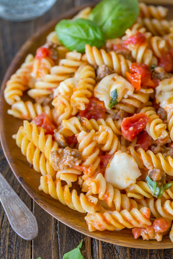 One Pot Fusilli With Tomato, Basil, and Mozzarella - The perfect ONE POT weeknight dinner solution. Clean up takes no time, and the flavor is amazing!