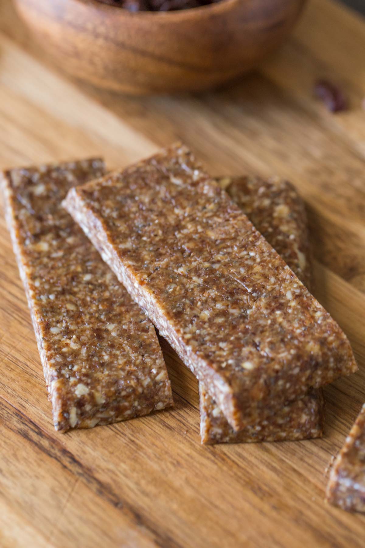 Make your own energy bars with only five ingredients. Perfect for healthy snacking on the go!