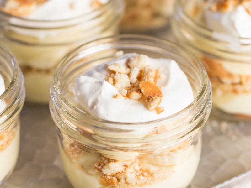 Individual mason jars filled with banana pudding and nilla wafers